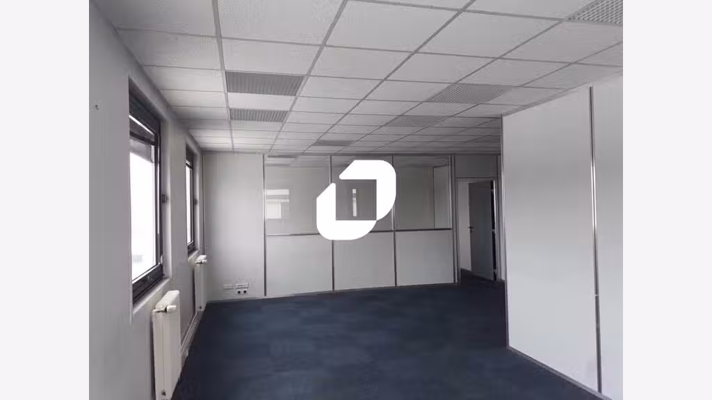 Locaux d'activités avec bureaux dans un parc clos