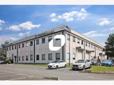 Locaux d'activités avec bureaux dans un parc clos