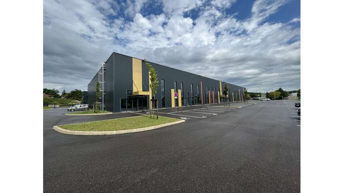 AV locaux de 6400m² sécurisés à Villefontaine