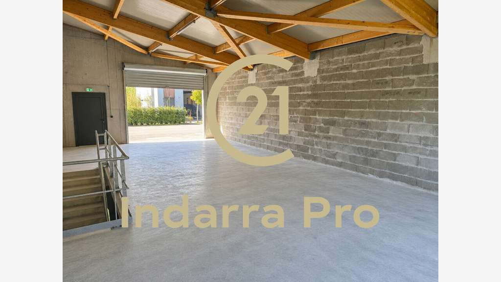 Local d'activité de 171m² à louer à Villefranque