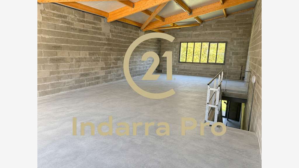 Local d'activité de 171m² à louer à Villefranque