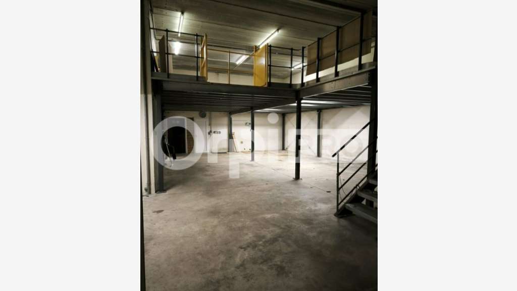 Local d'activité & bureaux 242m² à Villejust