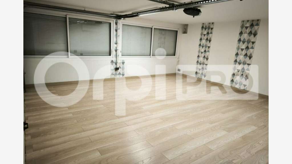 Local d'activité & bureaux 242m² à Villejust