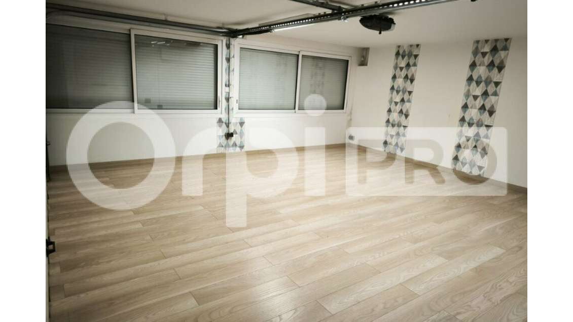 Local d'activité & bureaux 242m² à Villejust
