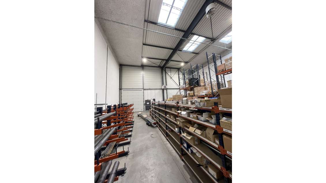 Local avec bureaux en parc d'activité Chanteraines