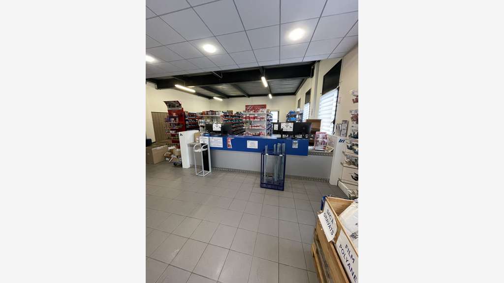 Local avec bureaux en parc d'activité Chanteraines
