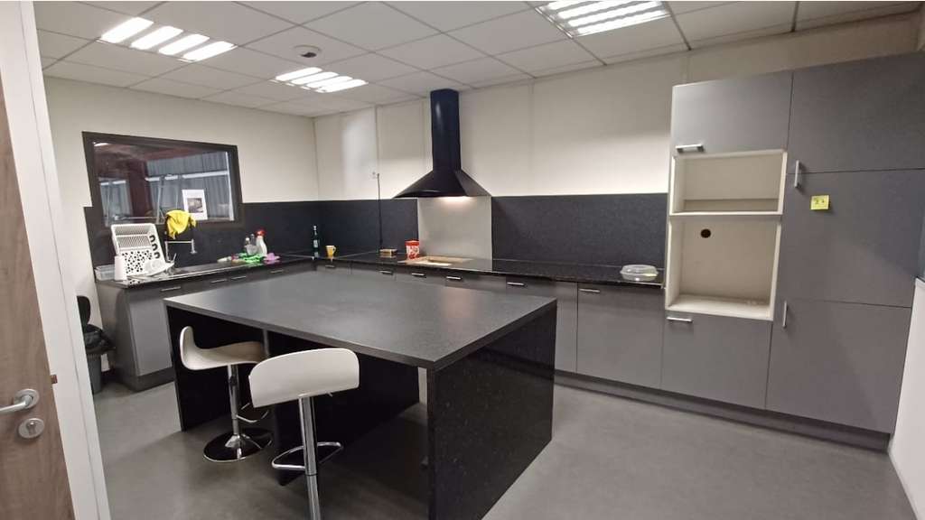 À louer local 1500m² à Villeneuve-la-Garenne A86