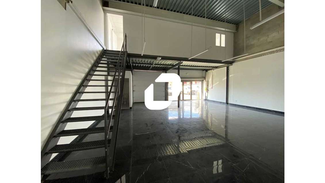 Au sein d'un parc d'activité en face du centre com