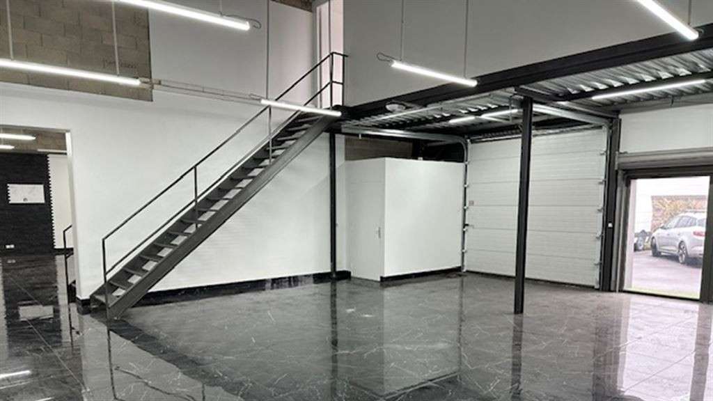 A louer local d'activités 120m² C.Cal Qwartz