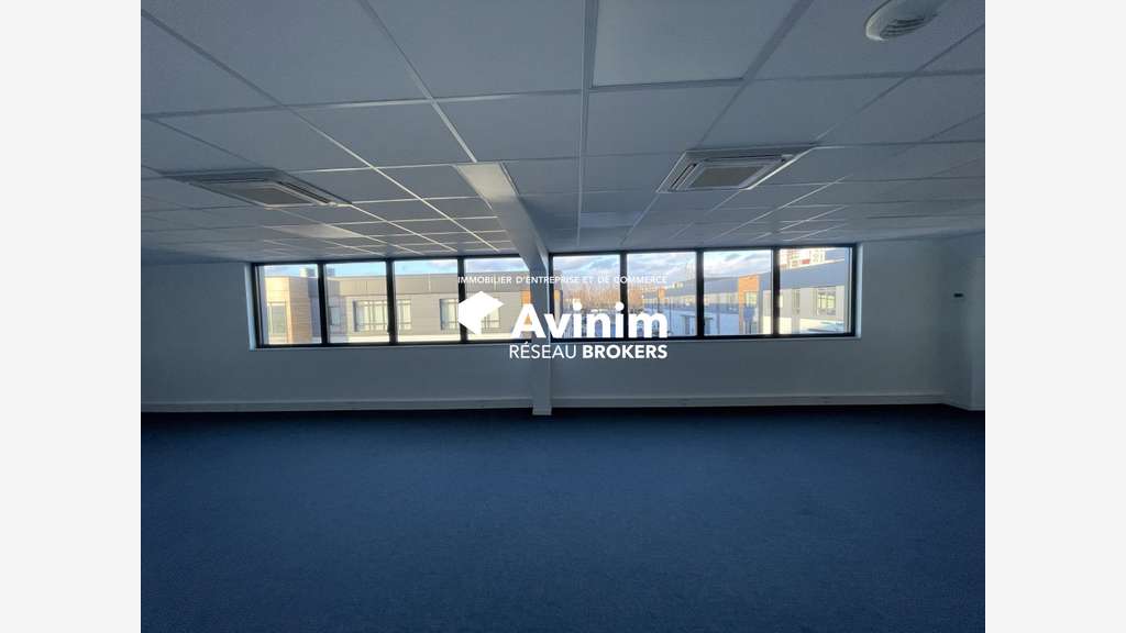 Local d'activités 520m² à louer à Villeneuve A86
