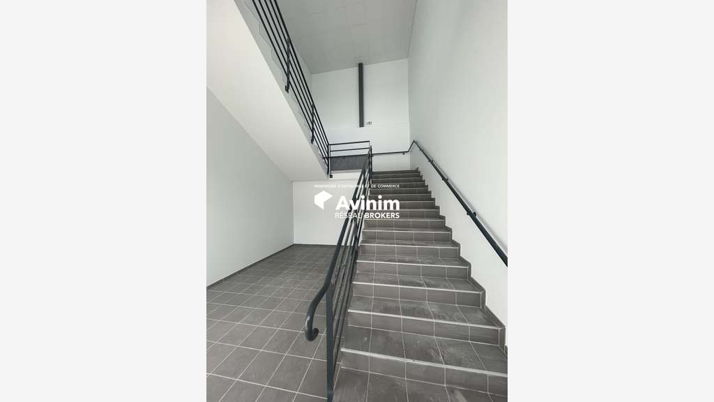 Local d'activités 520m² à louer à Villeneuve A86