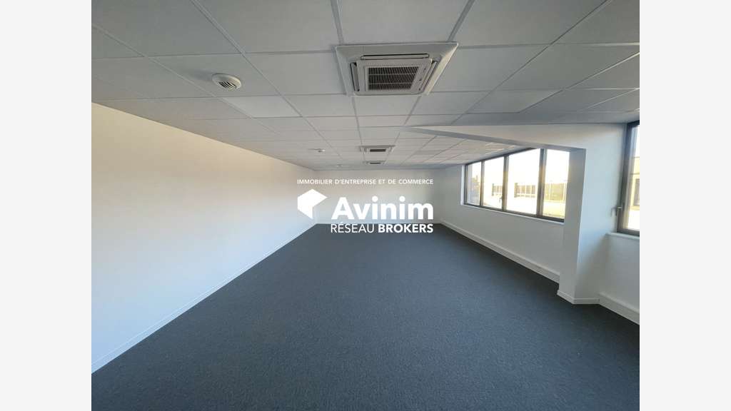 Local d'activités 520m² à louer à Villeneuve A86