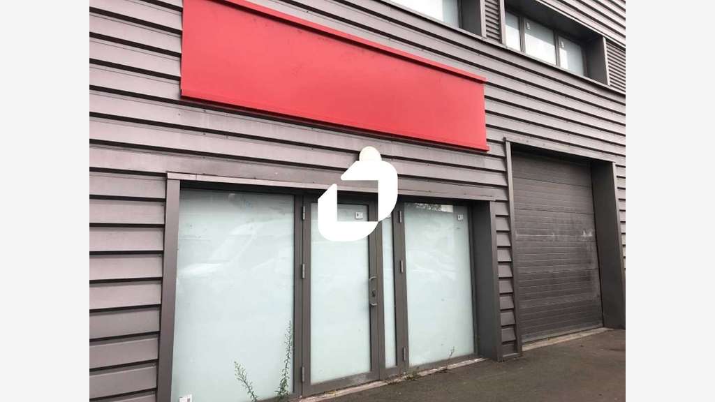 Au sein d'un parc d'activité en face du centre com