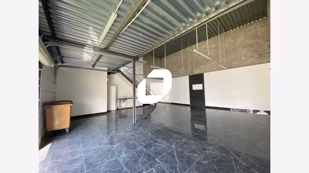 Au sein d'un parc d'activité en face du centre com