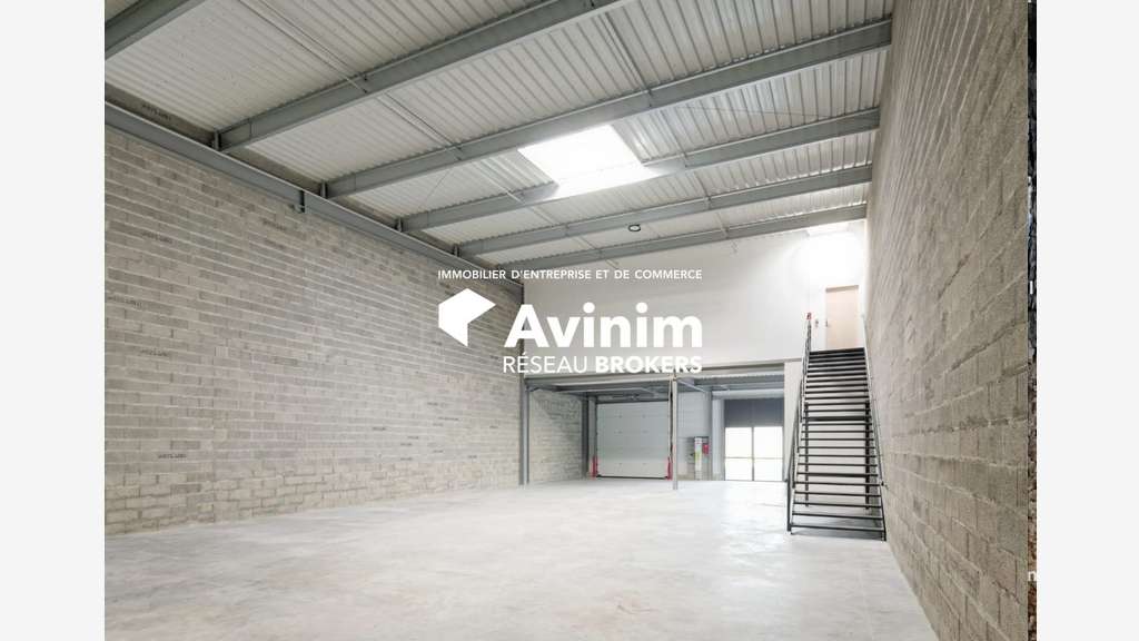 Entrepôt de 310m² à louer à Villeneuve les Avignon