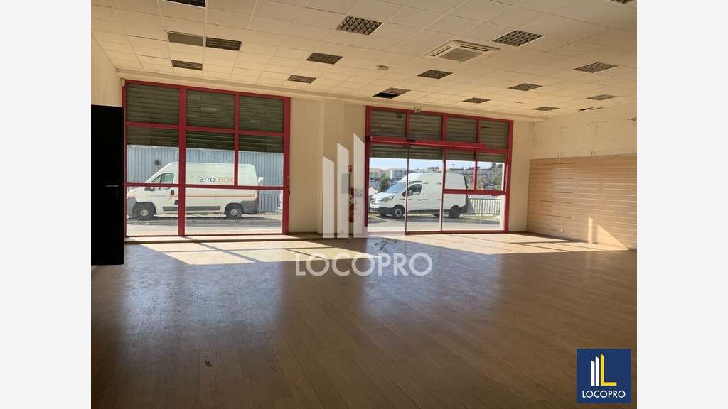 A louer local 500m² à Villeneuve-Loubet RN7