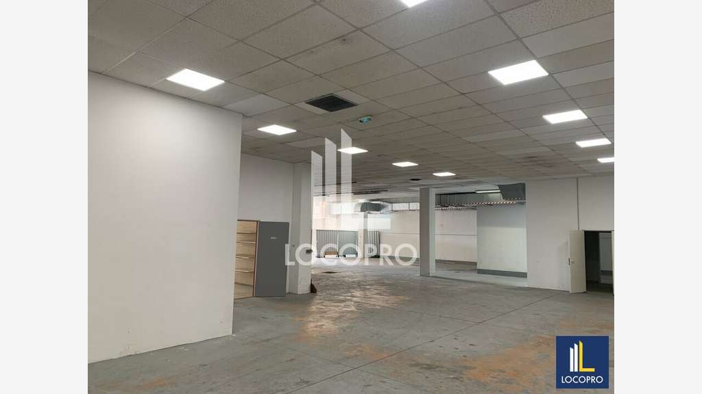 A louer local 500m² à Villeneuve-Loubet RN7