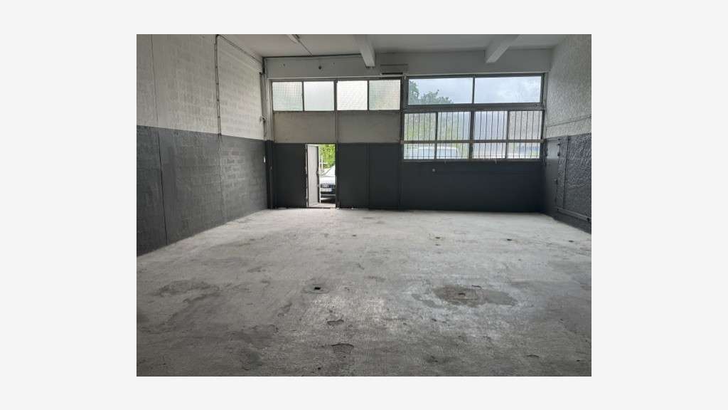 A louer local 230m² Villeneuve-Loubet accès A8