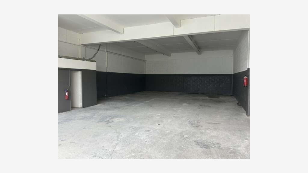 A louer local 230m² Villeneuve-Loubet accès A8