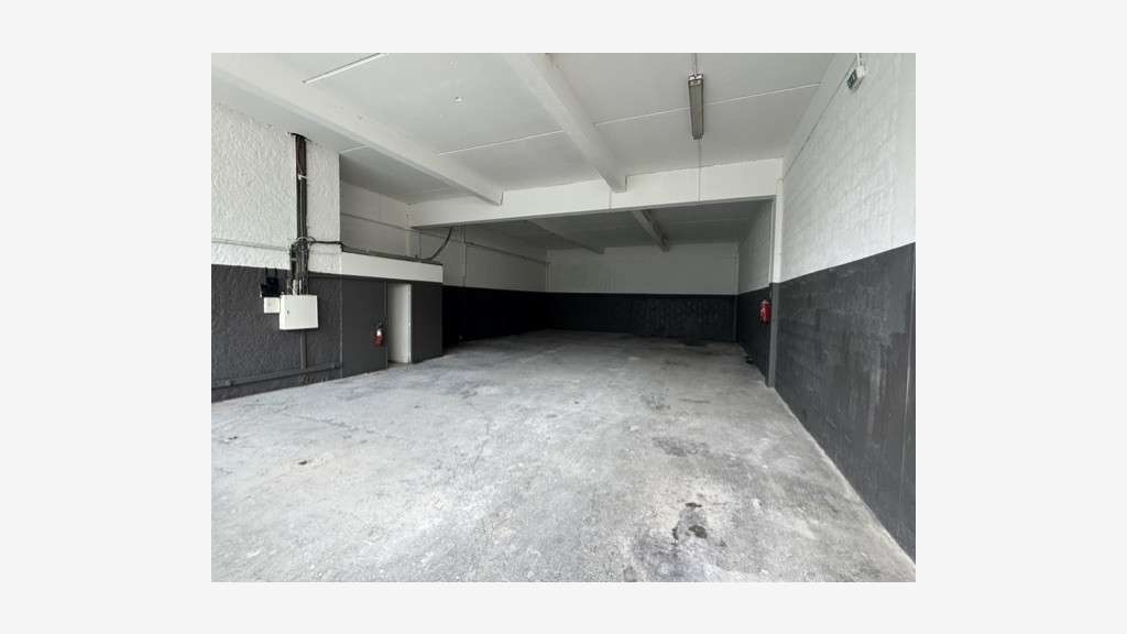 A louer local 230m² Villeneuve-Loubet accès A8