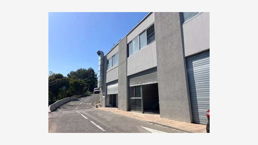 A louer entrepôts/bureaux 500m² + pkg à Villeneuve