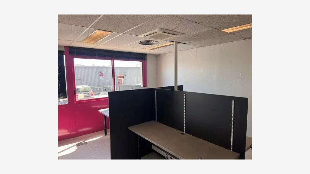 A louer entrepôts/bureaux 500m² + pkg à Villeneuve