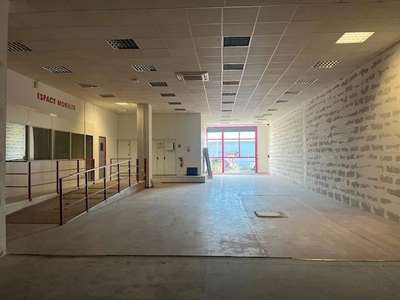 A louer entrepôts/bureaux 500m² + pkg à Villeneuve