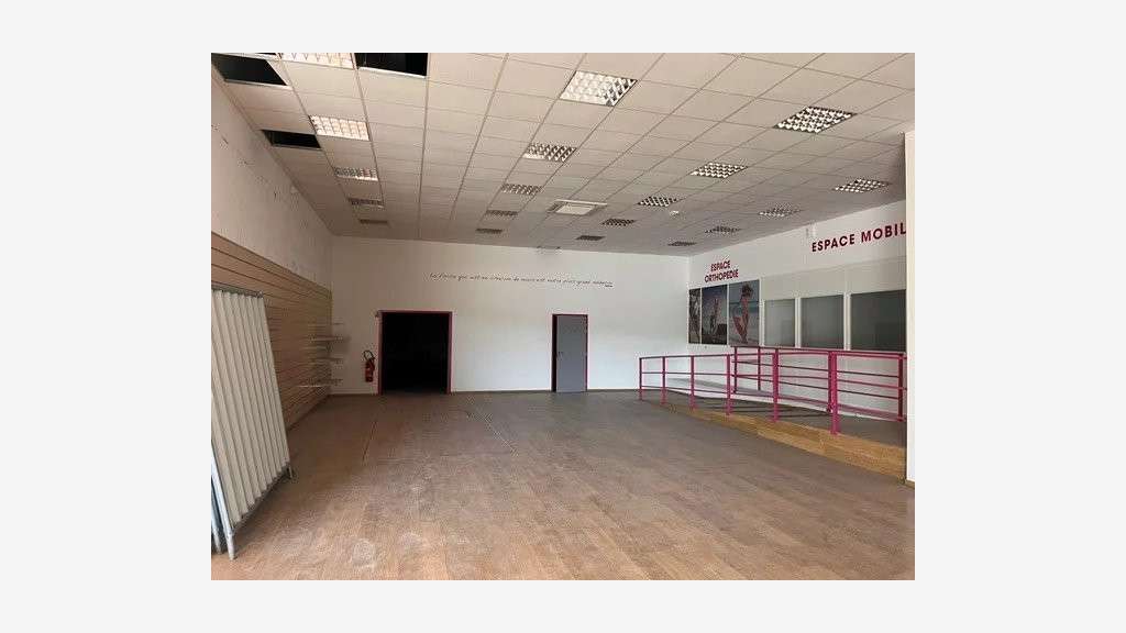 A louer entrepôts/bureaux 500m² + pkg à Villeneuve