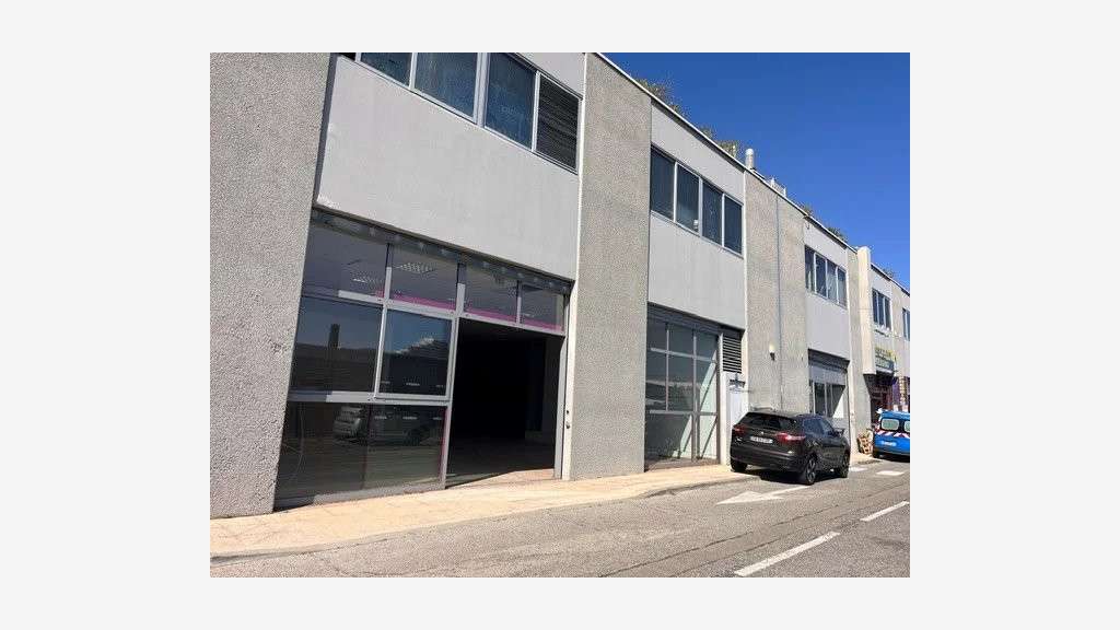 A louer entrepôts/bureaux 500m² + pkg à Villeneuve