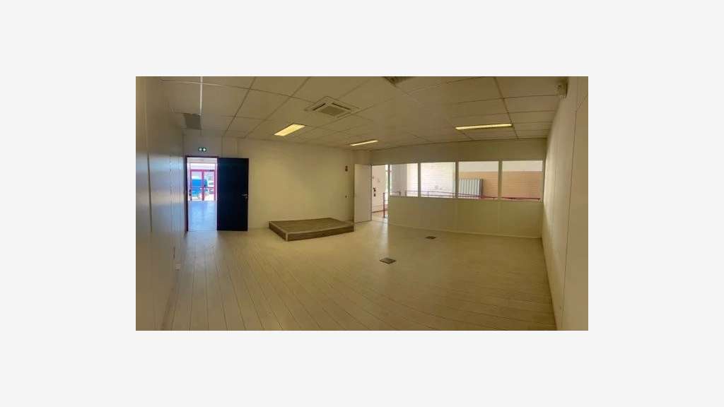 A louer entrepôts/bureaux 500m² + pkg à Villeneuve