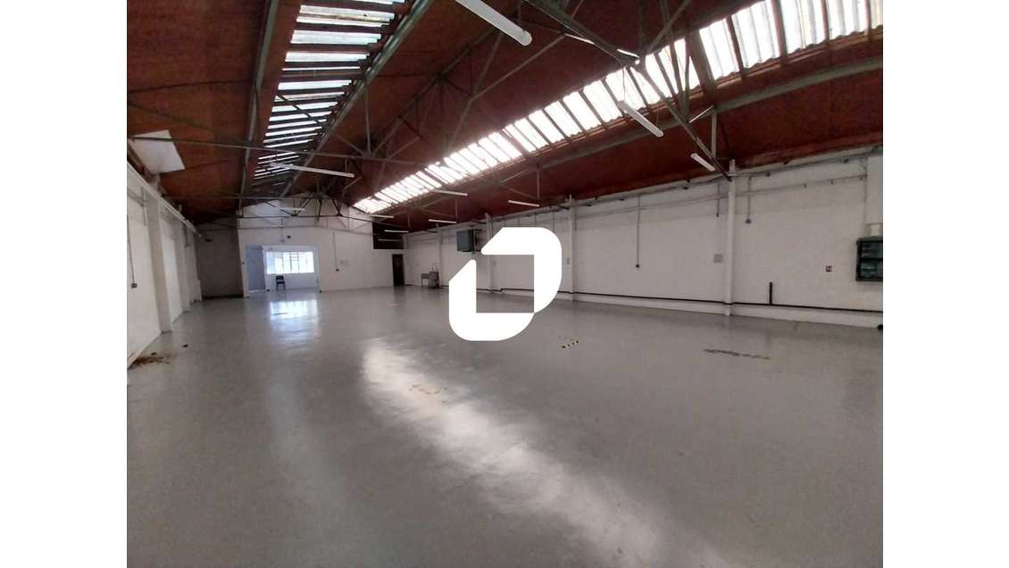 Dans une zone d'activité sécurisée à Villeneuve Sa