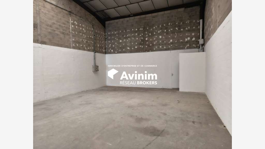 Entrepôt avec quai + bureaux 190m² Villeneuve