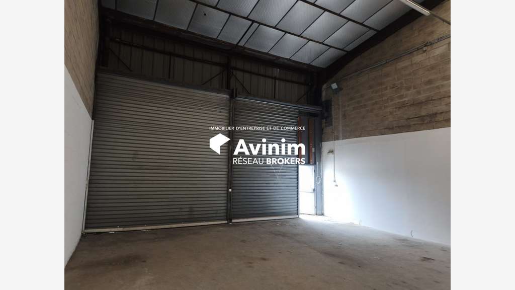 Entrepôt avec quai + bureaux 190m² Villeneuve