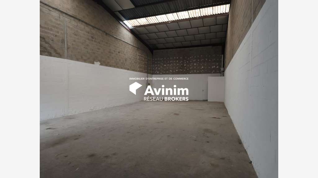 Entrepôt avec quai + bureaux 190m² Villeneuve