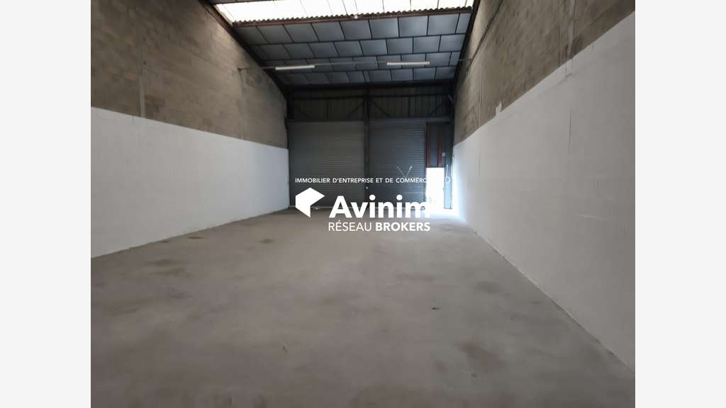 Entrepôt avec quai + bureaux 190m² Villeneuve