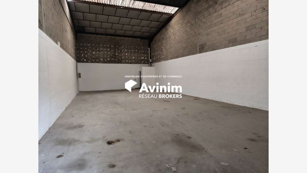 Entrepôt avec quai + bureaux 190m² Villeneuve