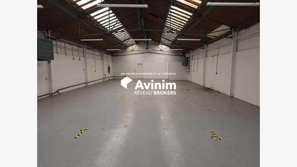 Entrepôt stockage en étage 300m² à Villeneuve