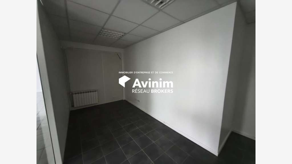 Entrepôt stockage en étage 300m² à Villeneuve