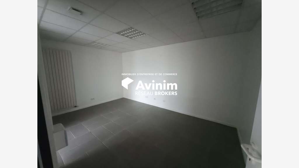 Entrepôt stockage en étage 300m² à Villeneuve