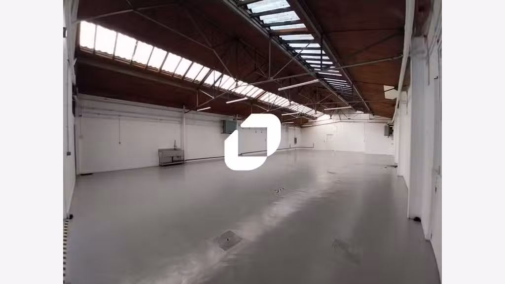 Dans une zone d'activité sécurisée à Villeneuve Sa