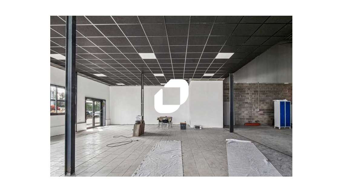  vous propose un bâtiment neuf de 820 m²,