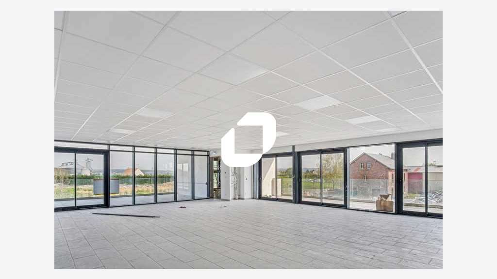  vous propose un bâtiment neuf de 820 m²,