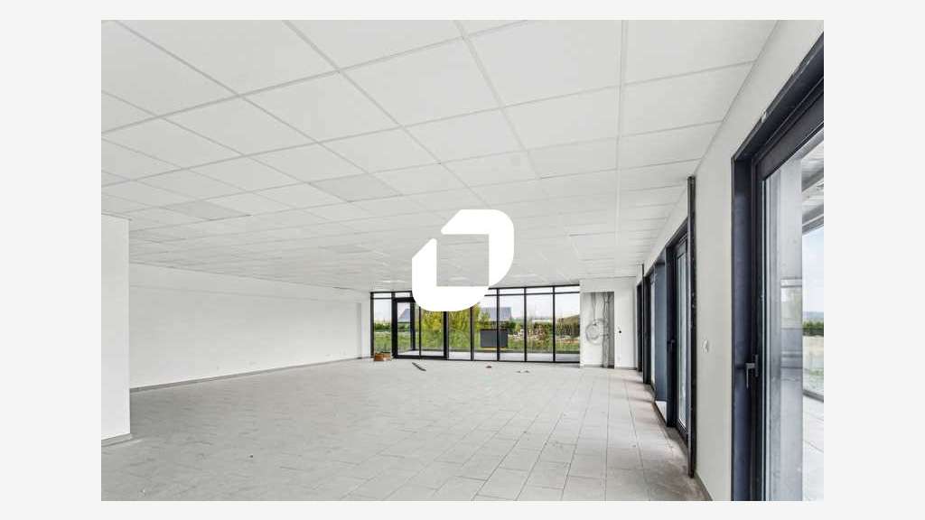  vous propose un bâtiment neuf de 820 m²,