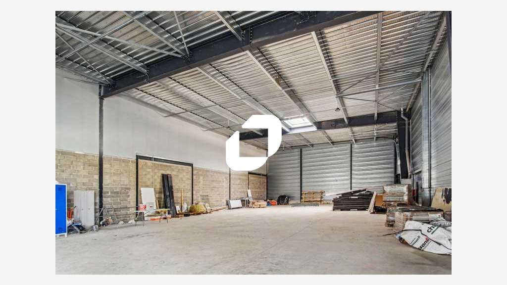  vous propose un bâtiment neuf de 820 m²,