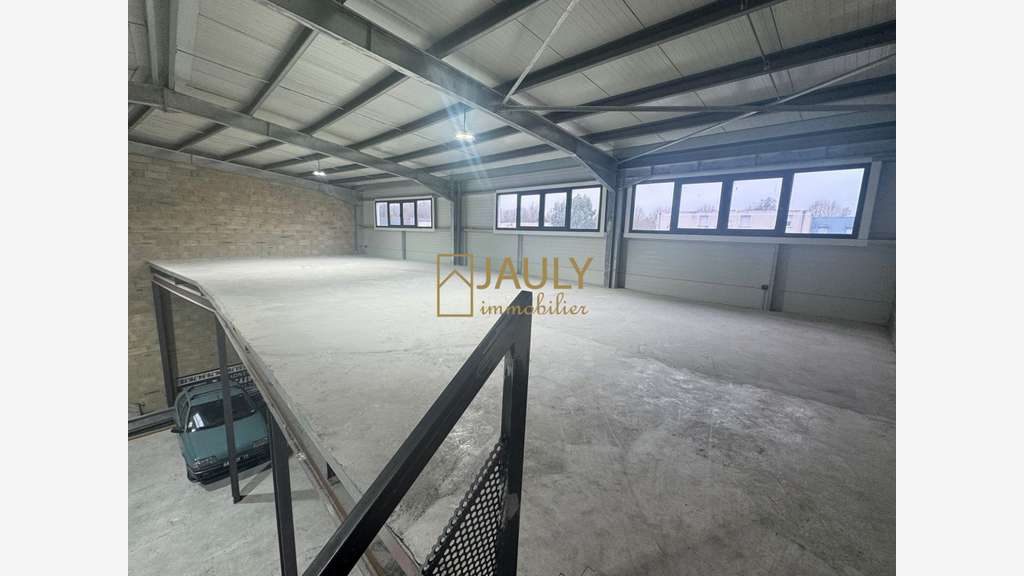 A louer entrepot 325m² à Villenoy accès N3 / A4