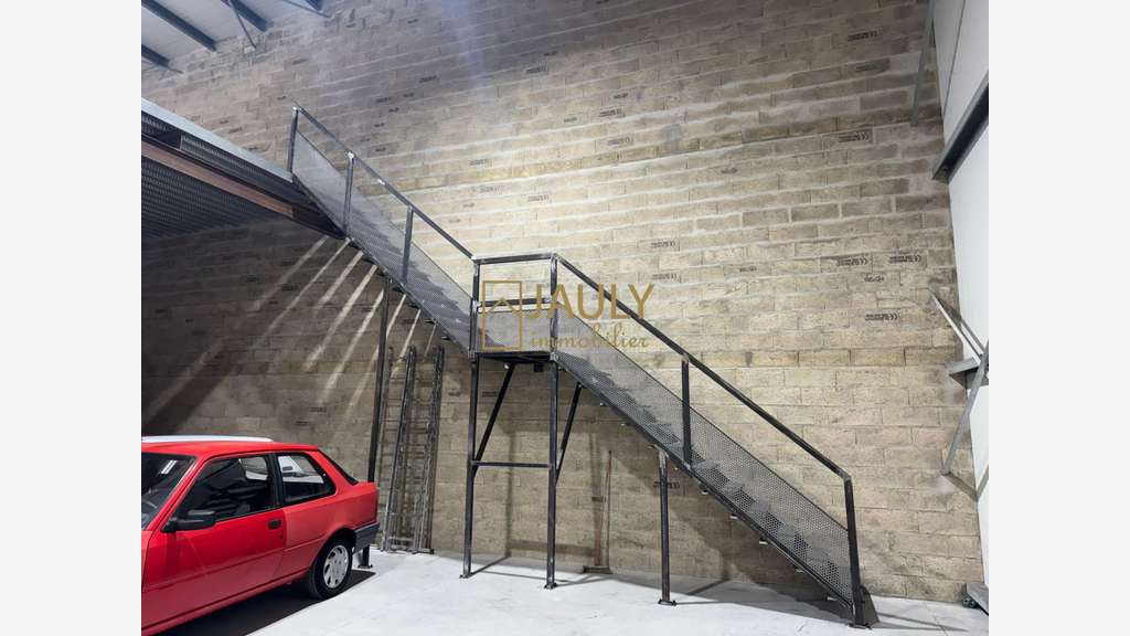 A louer entrepot 325m² à Villenoy accès N3 / A4