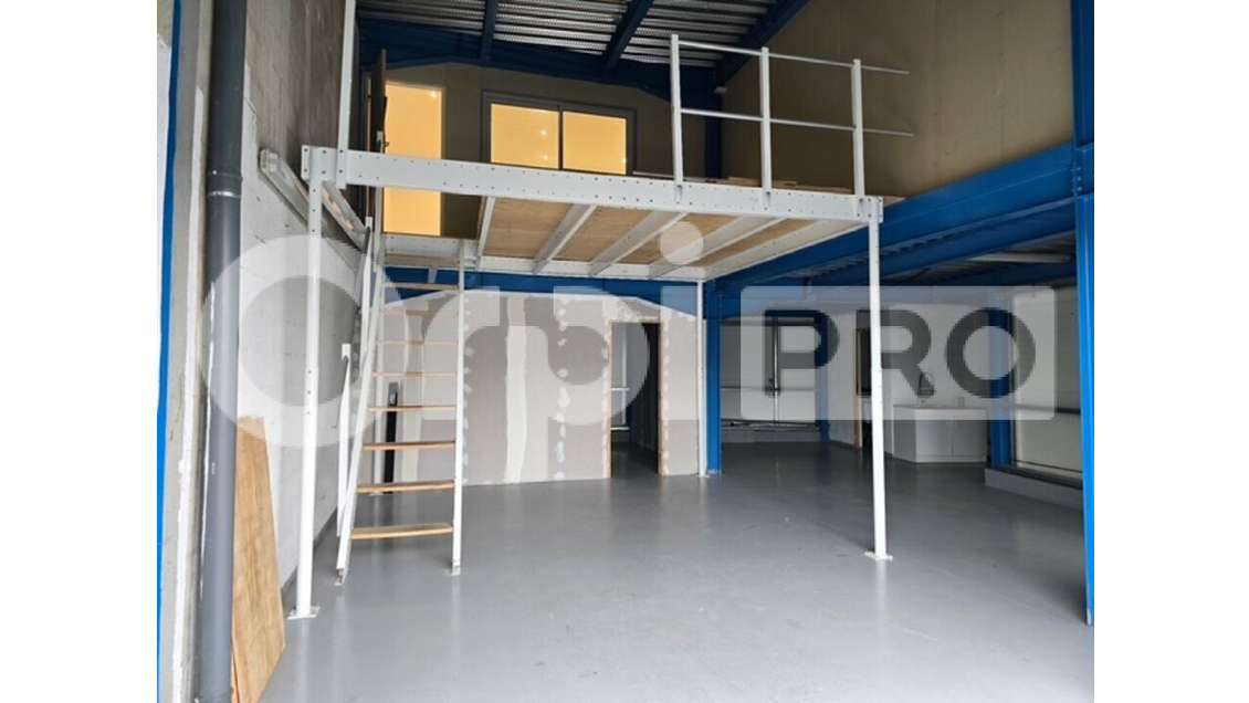 LOCAL D'ACTIVITE PROCHE GRAND AXE