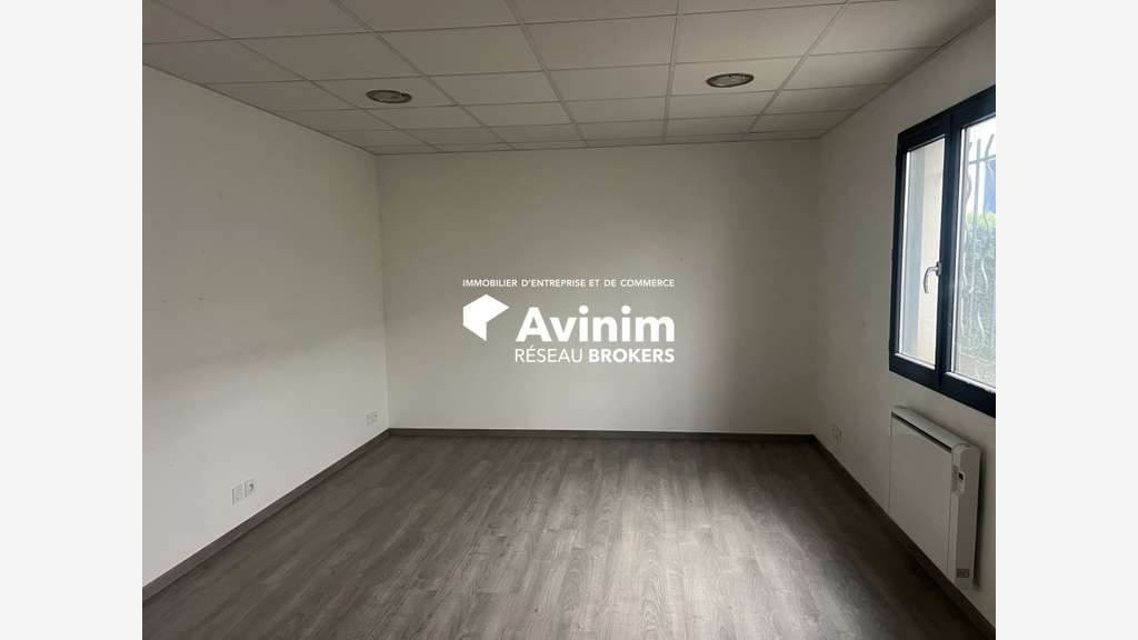 A louer local 160m² avec bureau ZI de Charvas A432