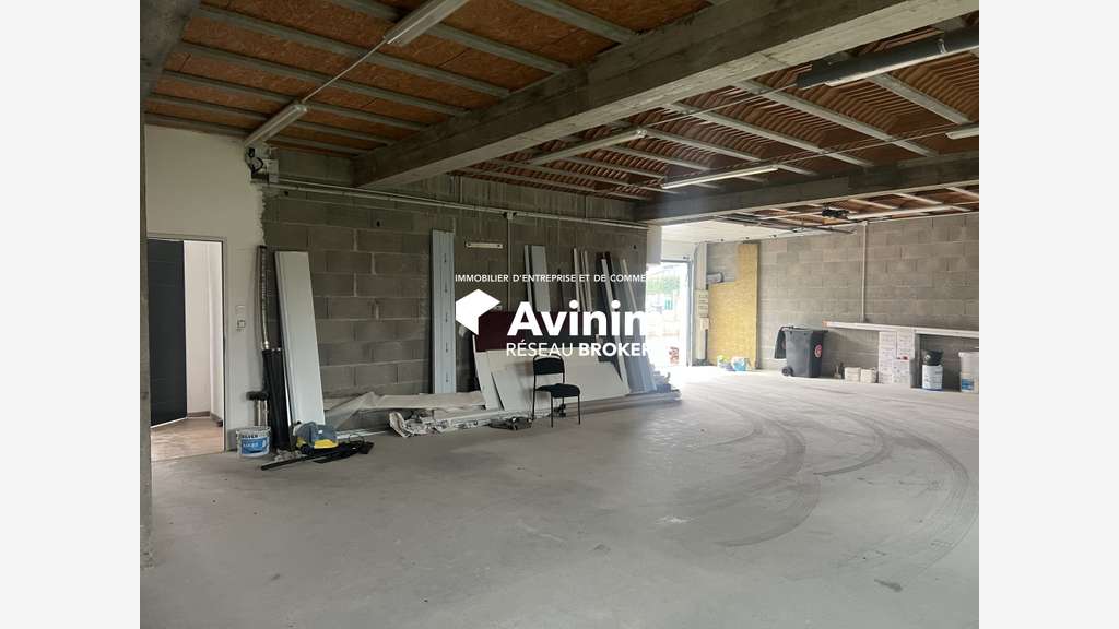 A louer local 160m² avec bureau ZI de Charvas A432