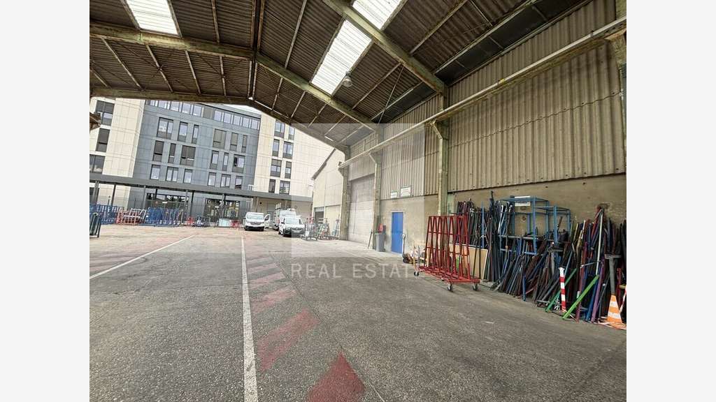 Local d'activité 1210m² à louer à Villeurbanne